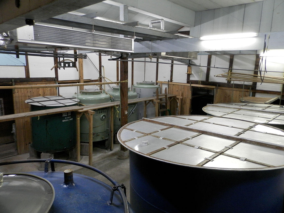 http://www.nipponnosake.com/kura/images/fusozuru_8_fermentation_room.jpg